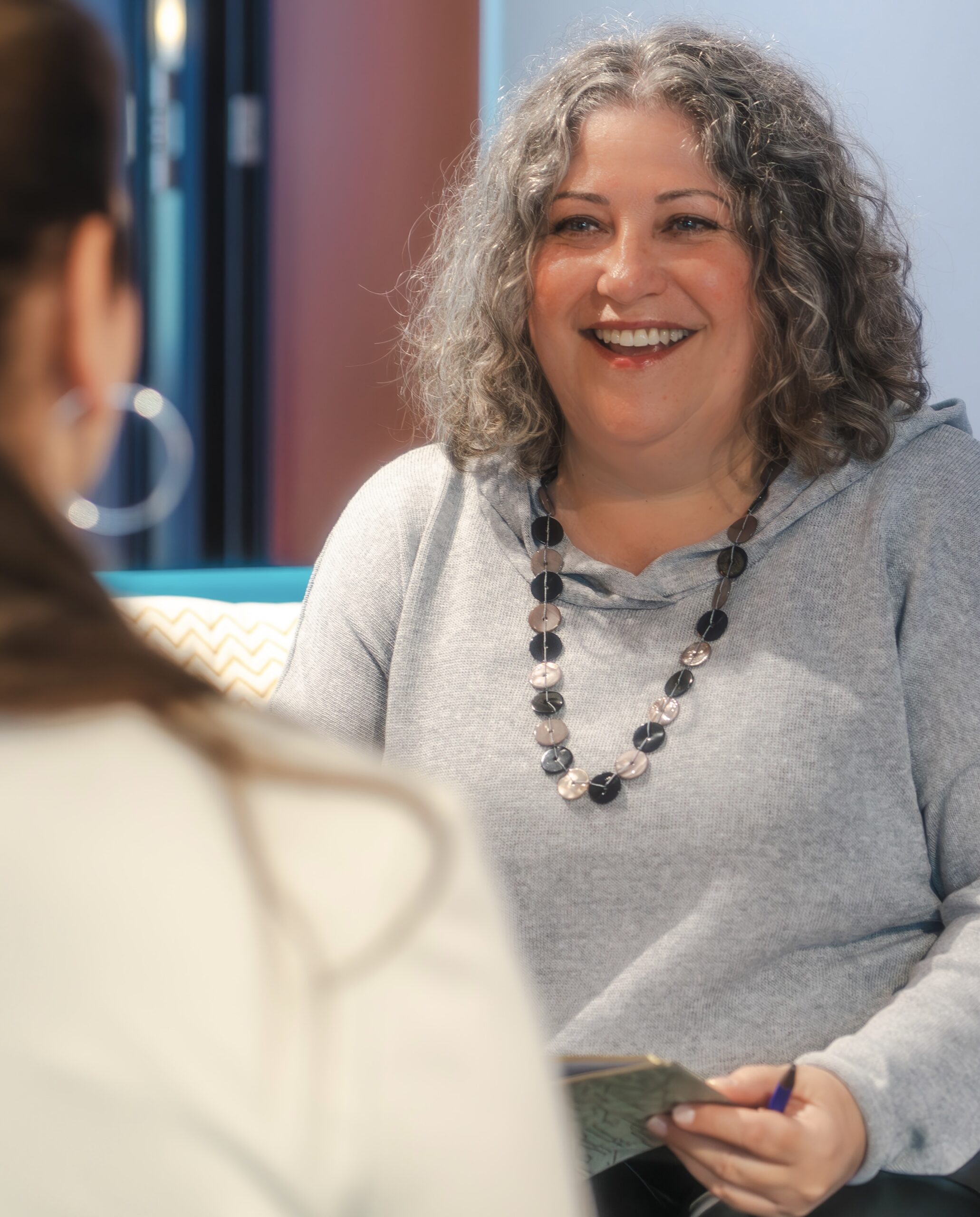 „Helene Mandalidis im Einzelcoaching – Coach und Klientin im Gespräch über persönliche Entwicklung und Führungsthemen.“